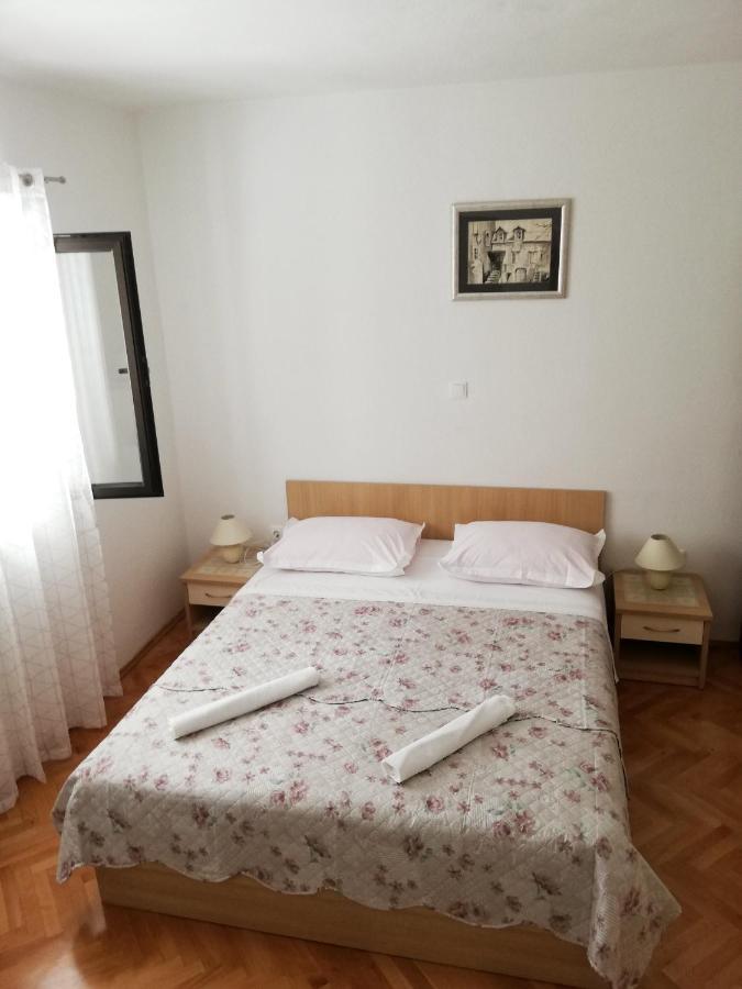 Apartments Aniko Saric Tucepi Luaran gambar
