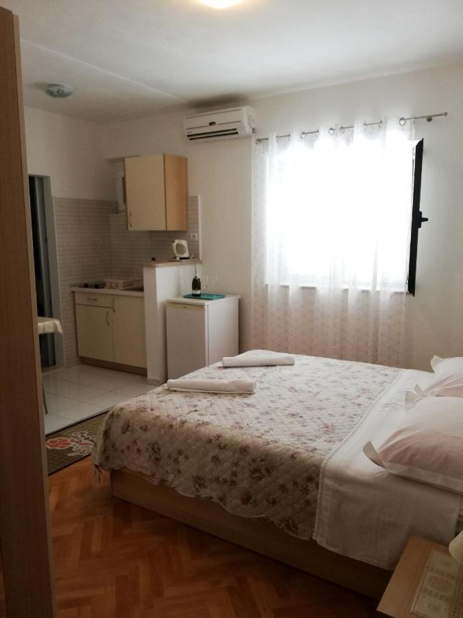 Apartments Aniko Saric Tucepi Luaran gambar